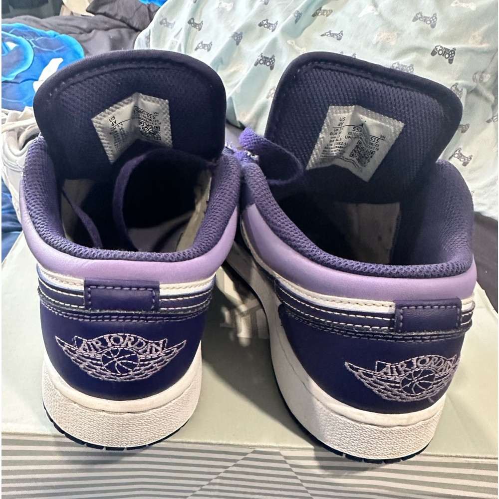 Big kids shoes/ great condition/ nike jordan size 4